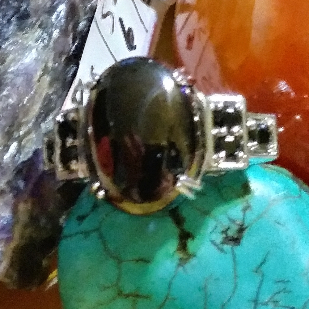 NWT-SHUNGITE/ (7) STONE, BOLD  RING. SIZE 6. DUO PRONG. (R-25>124/-0